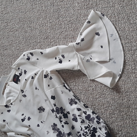 MJ Studio Floral Bell Sleeves Midi Pencil Dress. - Picture 7 of 10